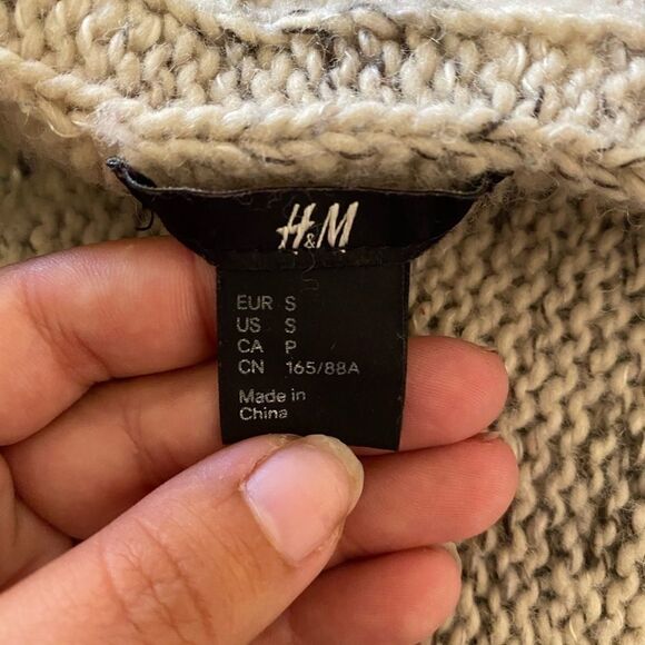 H&M cable knit cream colored sweater, small - Picture 6 of 9